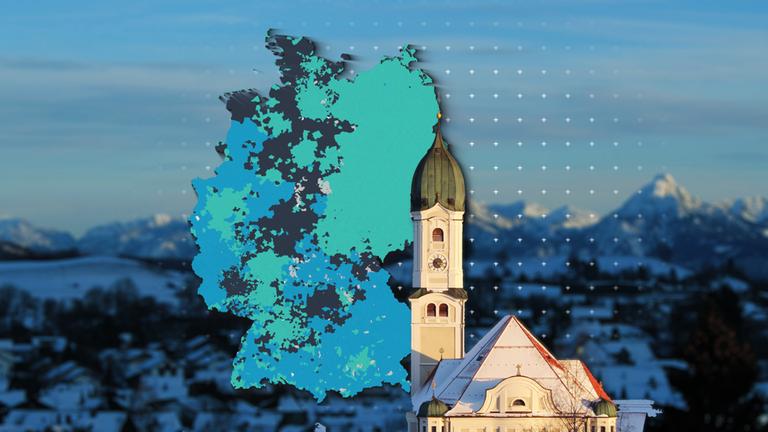 Ein Kirchturm vor einem Berg-Panorama mit einer Deutschlandkarte als Grafik daneben.