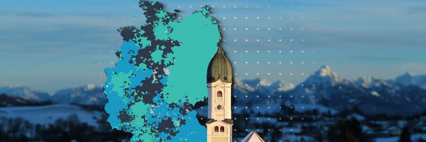 Ein Kirchturm vor einem Berg-Panorama mit einer Deutschlandkarte als Grafik daneben.