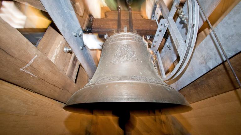 Eine Kircheglocke läutet am 18.07.2013 im bayerischen Haundorf