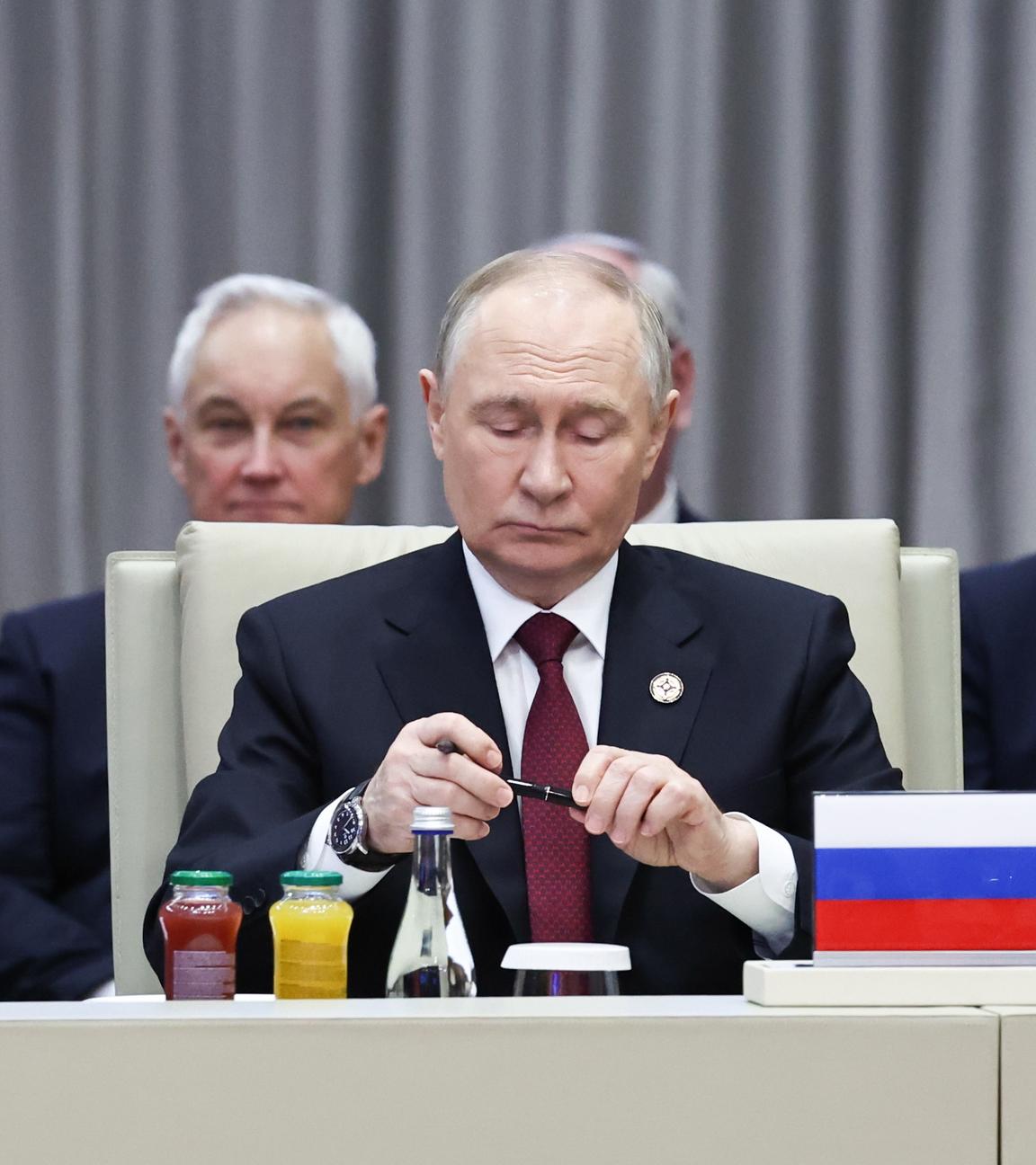 Kirgistan, Bischkek: Der russische Präsident Wladimir Putin (M) unterzeichnet letzte Dokumente während einer regulären Sitzung des Kollektiven Sicherheitsrats der Organisation des Vertrags über kollektive Sicherheit (OVKS) in der Staatsresidenz Yntymak Ordo.