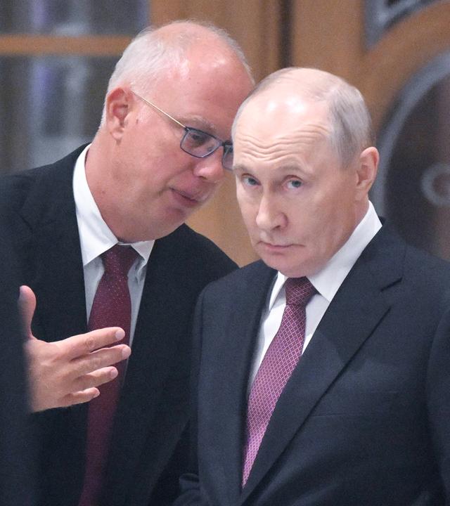 Der russische Präsident Wladimir Putin und der Sonderbeauftragte des russischen Präsidenten für Investitionen und wirtschaftliche Zusammenarbeit mit dem Ausland, Kirill Dmitriev, am 01.09.2026 in Neu-Dehli, Indien.  