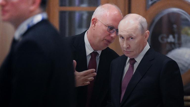 Der russische Präsident Wladimir Putin und der Sonderbeauftragte des russischen Präsidenten für Investitionen und wirtschaftliche Zusammenarbeit mit dem Ausland, Kirill Dmitriev, am 01.09.2026 in Neu-Dehli, Indien.  