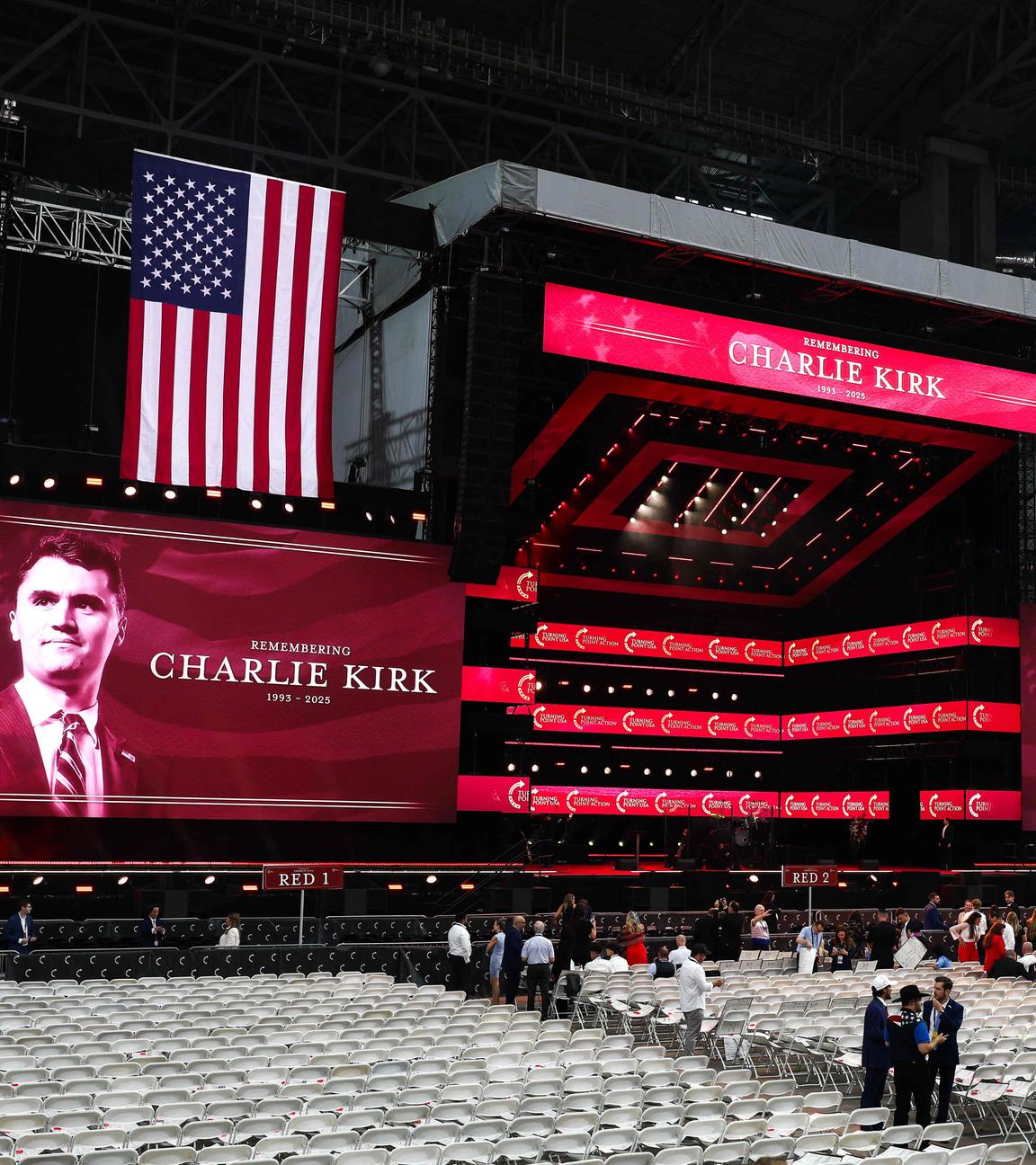Die Bühne ist vor Beginn der öffentlichen Gedenkfeier für den rechtsgerichteten Aktivisten Charlie Kirk im State Farm Stadium in Glendale, Arizona, am 21. September 2025 zu sehen.