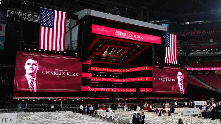 Die Bühne ist vor Beginn der öffentlichen Gedenkfeier für den rechtsgerichteten Aktivisten Charlie Kirk im State Farm Stadium in Glendale, Arizona, am 21. September 2025 zu sehen.