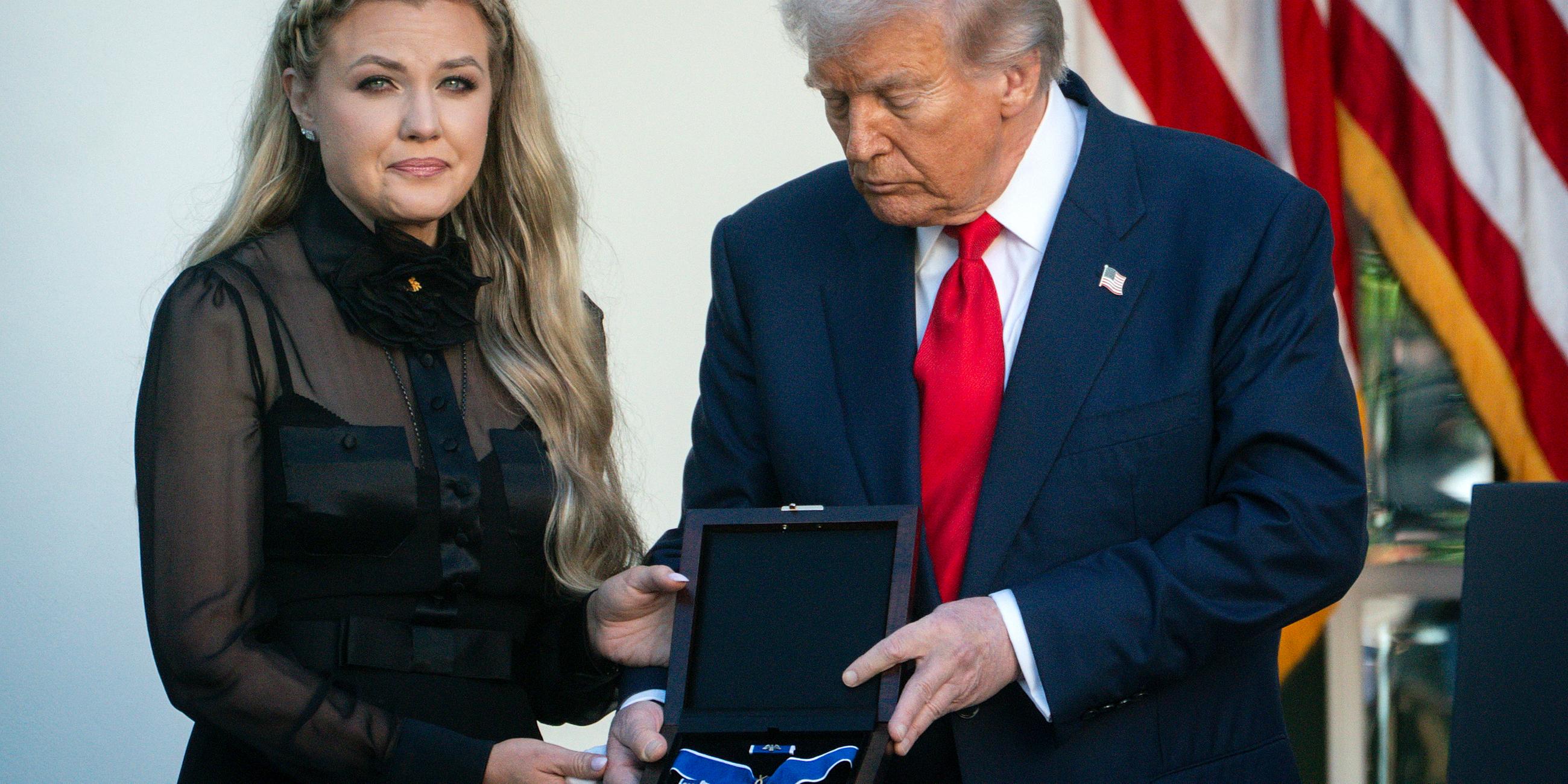 Erika Kirk, die Frau des verstorbenen Aktivisten Charlie Kirk, nimmt von US-Präsident Trump die posthum verliehene Presidential Medal of Freedom an.