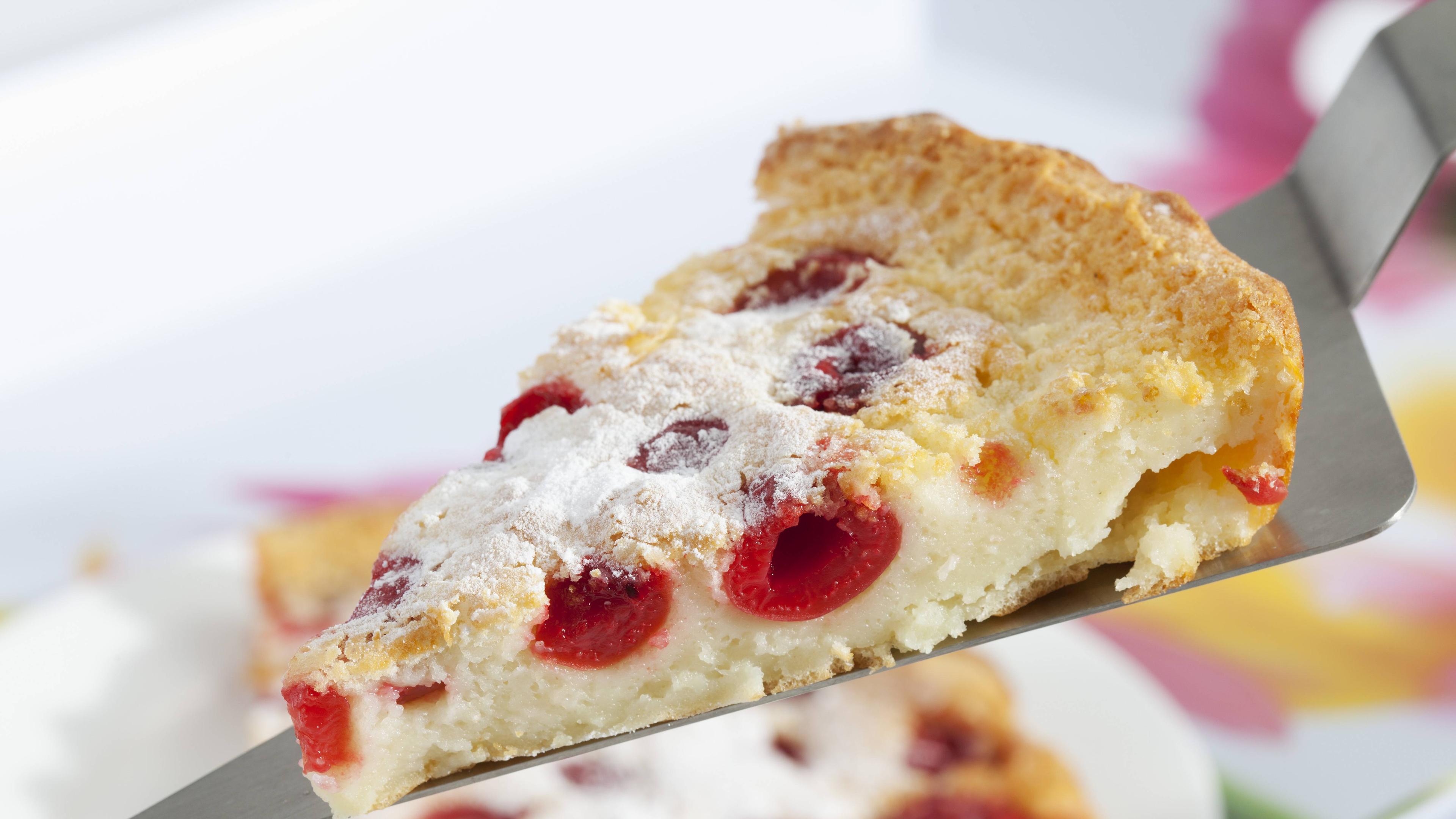 Kirschkuchenstück auf einem Tortenheber