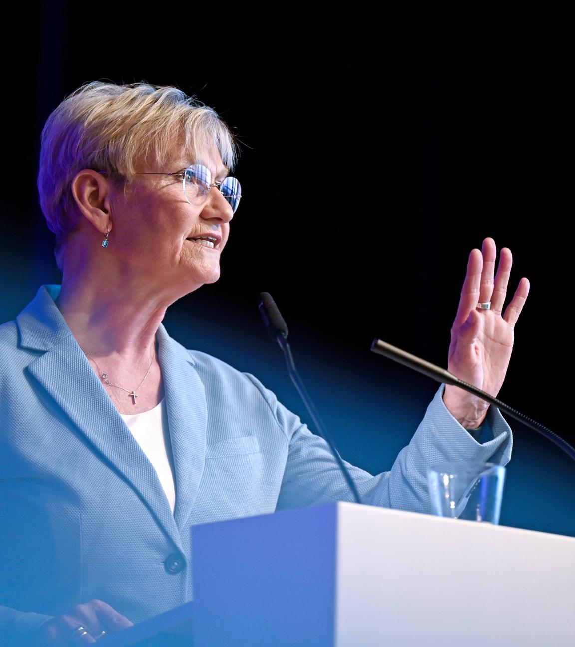 Die Ratsvorsitzende der EKD, Kirsten Fehrs, bei einer Rede am 09.11.2025 in Dresden.