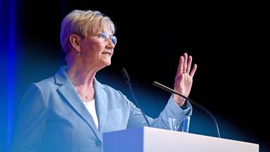Die Ratsvorsitzende der EKD, Kirsten Fehrs, bei einer Rede am 09.11.2025 in Dresden.