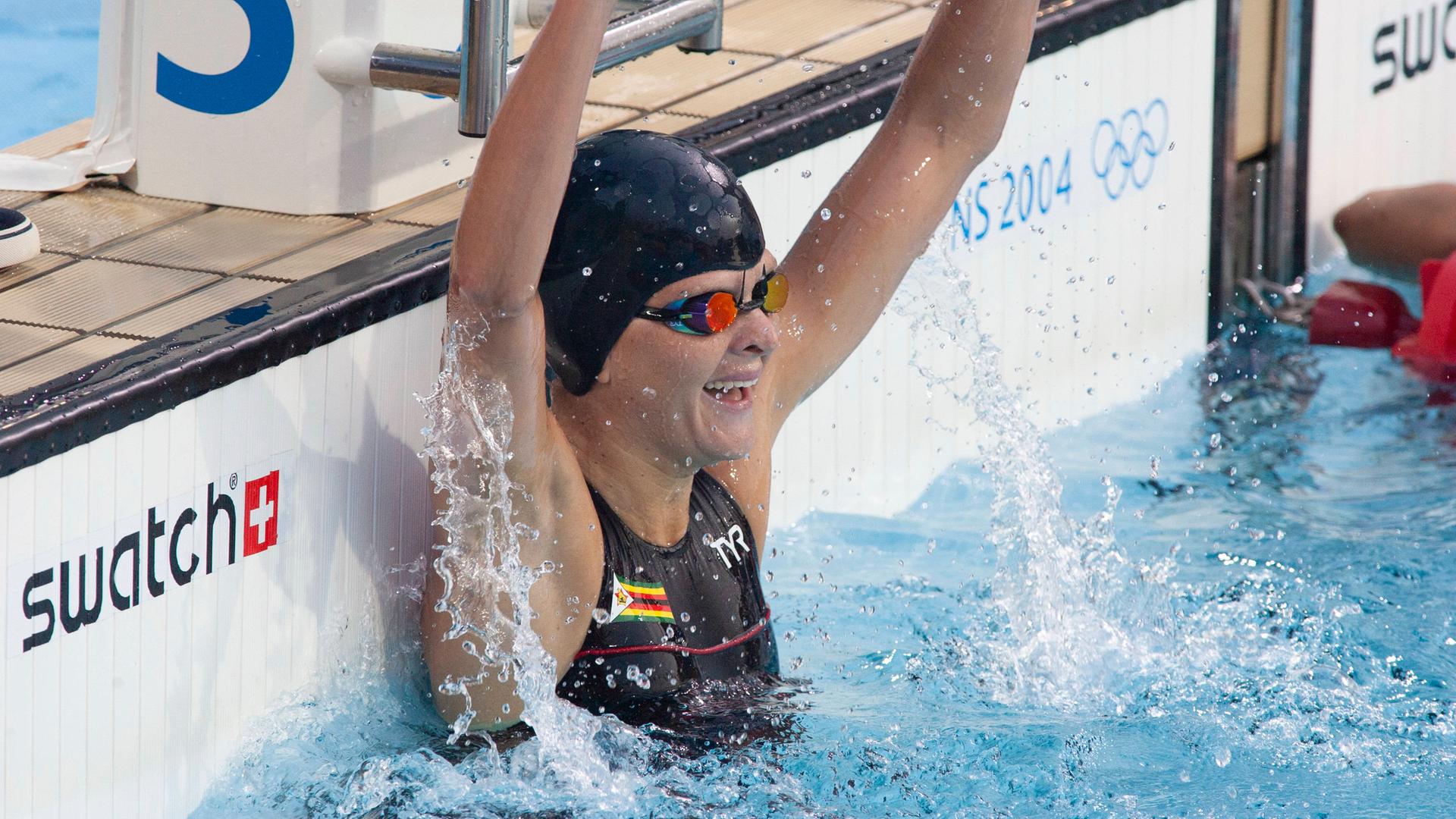 Kirsty Coventry im Schwimmbecken bei Olympia 2004 in Athen