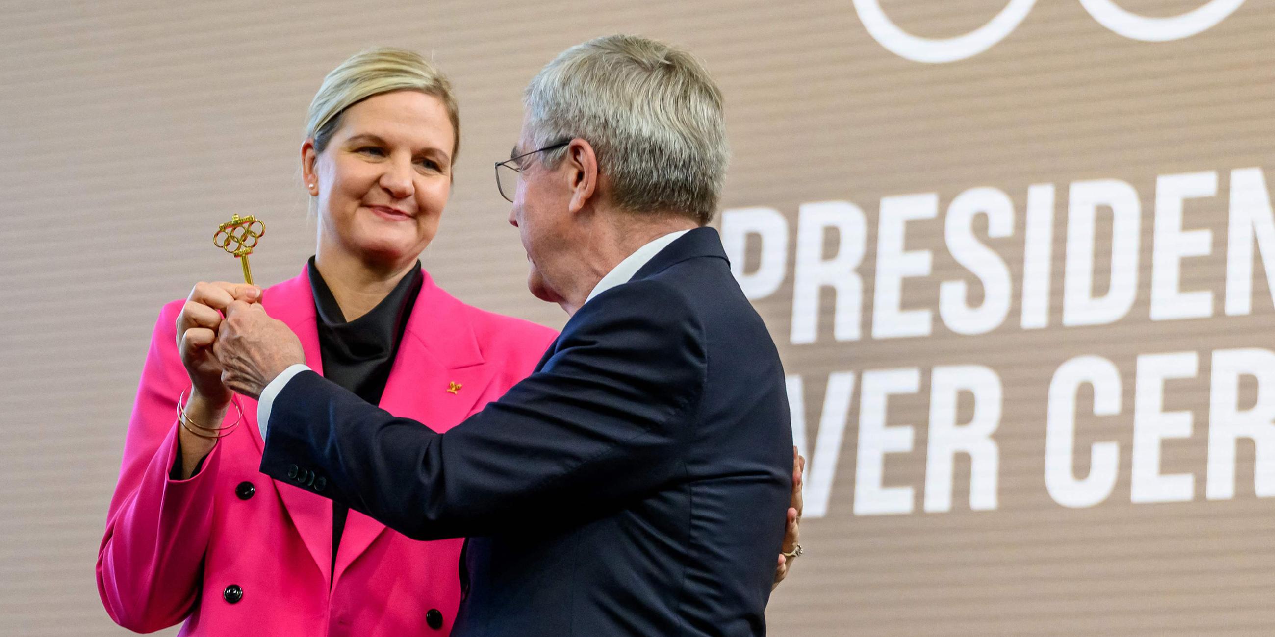 Die Präsidentin des Internationalen Olympischen Komitees (IOC), Kirsty Coventry, erhält den Schlüssel vom scheidenden IOC-Präsidenten Thomas Bach während einer Übergabezeremonie im Olympic House in Lausanne, Schweiz, am 23.06.2025.