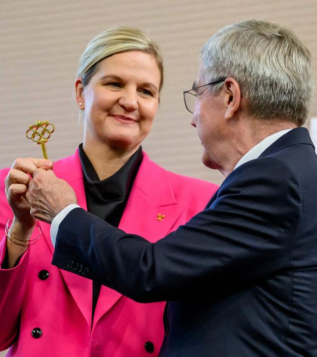 Die Präsidentin des Internationalen Olympischen Komitees (IOC), Kirsty Coventry, erhält den Schlüssel vom scheidenden IOC-Präsidenten Thomas Bach während einer Übergabezeremonie im Olympic House in Lausanne, Schweiz, am 23.06.2025.
