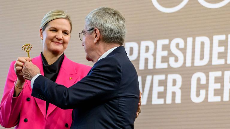 Die Präsidentin des Internationalen Olympischen Komitees (IOC), Kirsty Coventry, erhält den Schlüssel vom scheidenden IOC-Präsidenten Thomas Bach während einer Übergabezeremonie im Olympic House in Lausanne, Schweiz, am 23.06.2025.