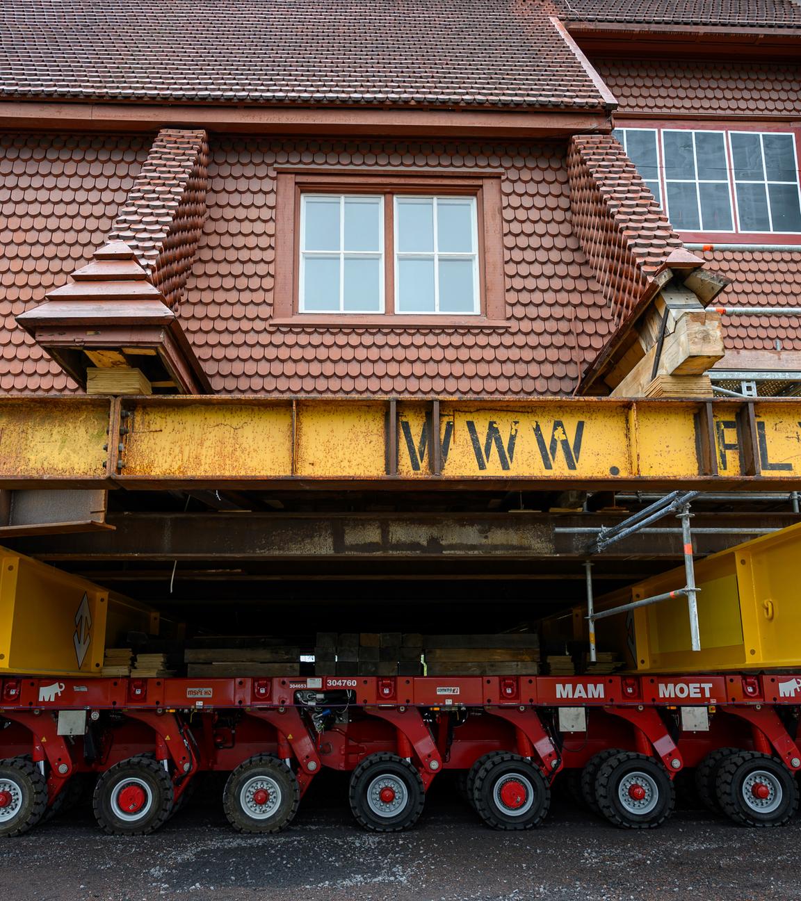 Mit Hilfe einer ausgefeilten Technik bewegte sich die historische Holzkirche von Kiruna im Norden des Landes am Dienstagmorgen erste Meter von ihrem jahrzehntelangen Standort weg. Transportiert wurde die ikonische rote Holzkirche auf einem Spezialkonvoi aus mehreren Lastwagen.