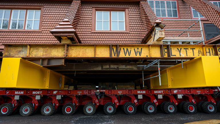 Mit Hilfe einer ausgefeilten Technik bewegte sich die historische Holzkirche von Kiruna im Norden des Landes am Dienstagmorgen erste Meter von ihrem jahrzehntelangen Standort weg. Transportiert wurde die ikonische rote Holzkirche auf einem Spezialkonvoi aus mehreren Lastwagen.