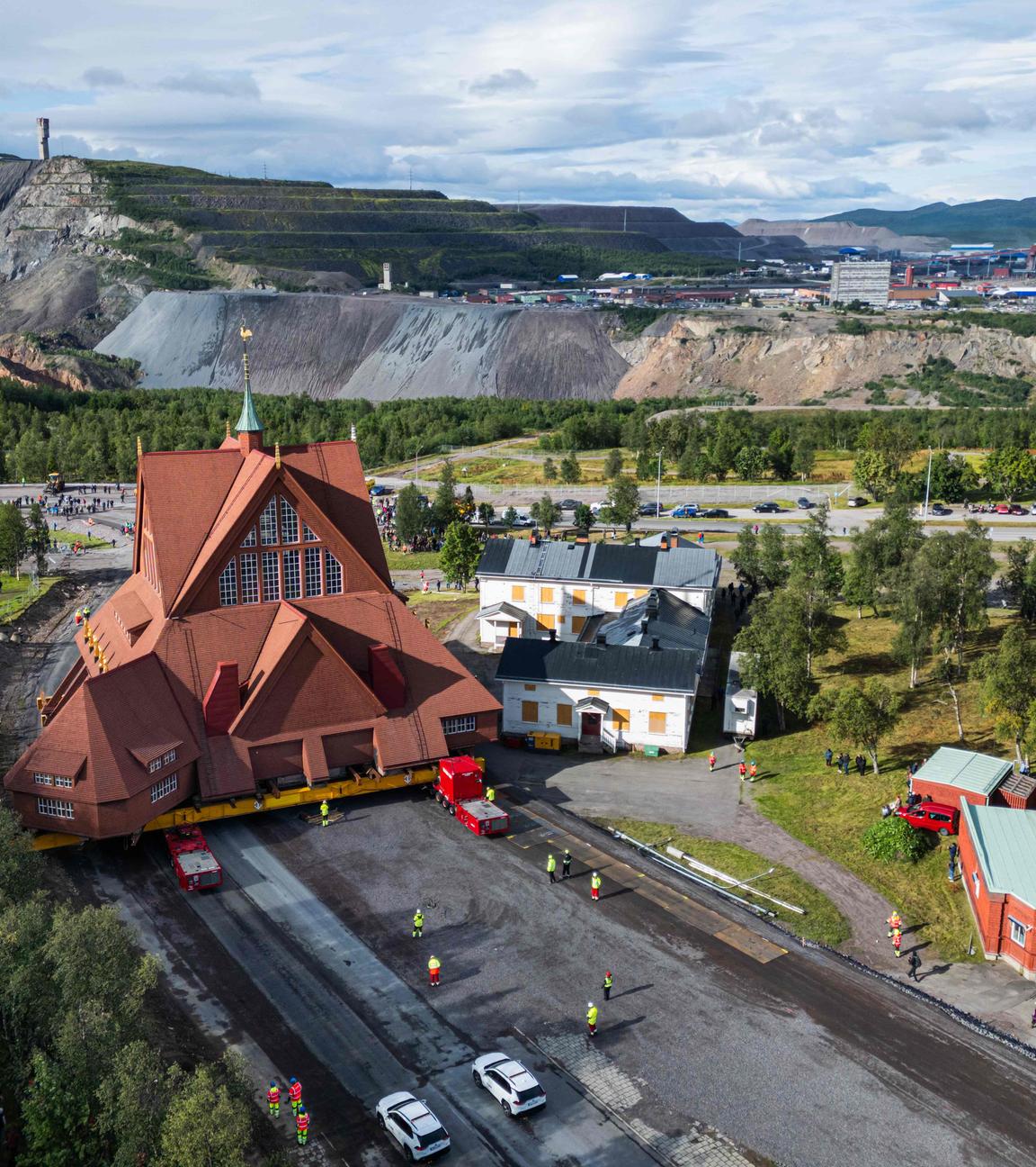 Die historische Holzkirche Kiruna in Schweden wird mit Schwertransporten verlegt.
