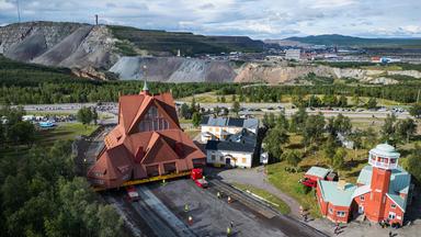 Die historische Holzkirche Kiruna in Schweden wird mit Schwertransporten verlegt.