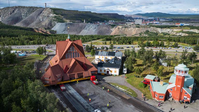 Die historische Holzkirche Kiruna in Schweden wird mit Schwertransporten verlegt.