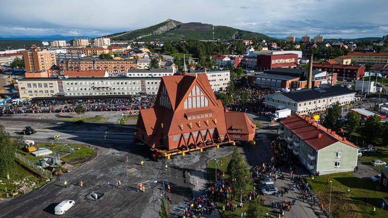Die Kiruna-Kirche in Schweden wird verlegt. 