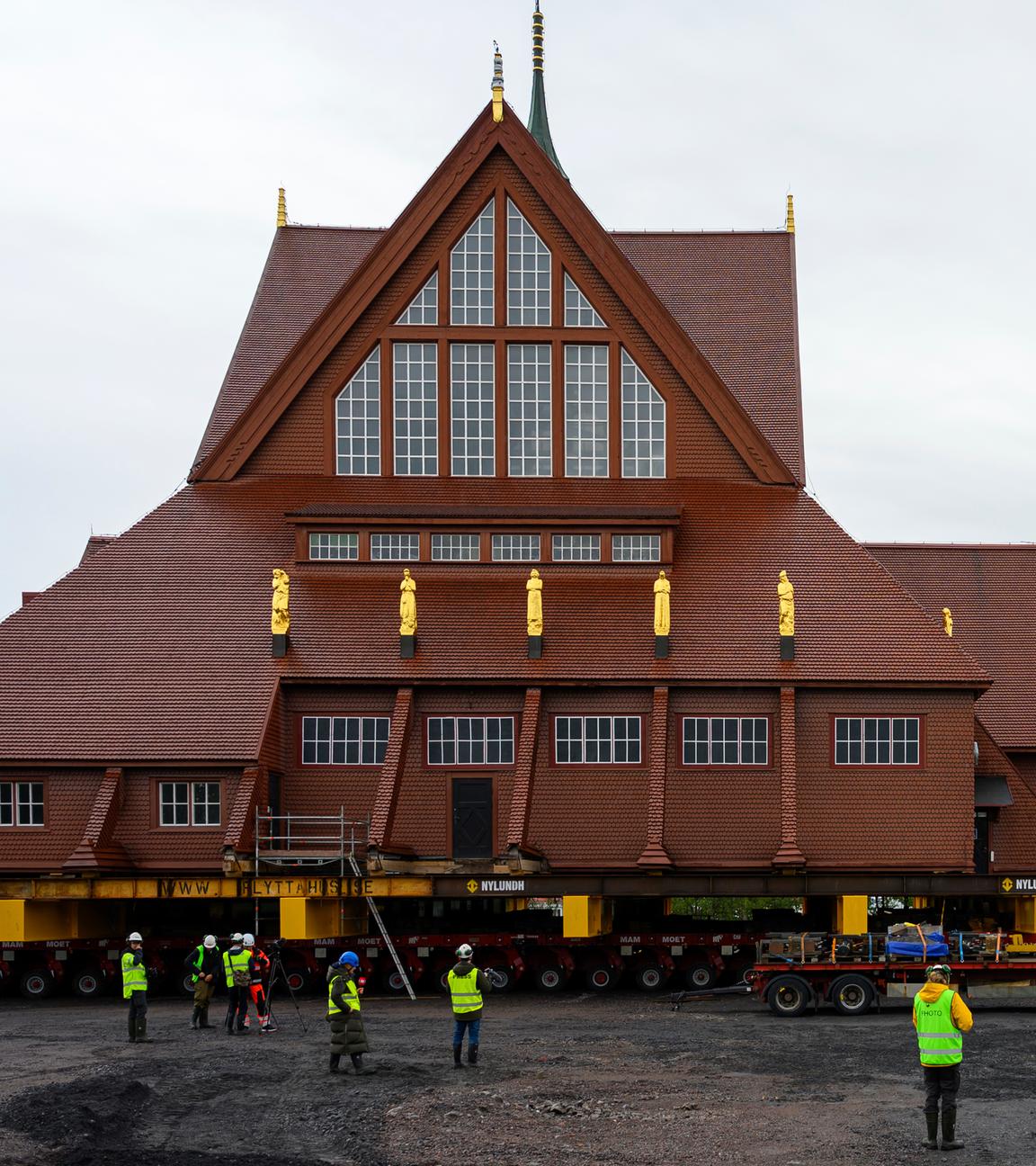 Die historische Kirche von Kiruna ist zu sehen mit Bauarbeitern