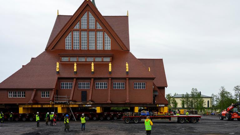 Die historische Kirche von Kiruna ist zu sehen mit Bauarbeitern
