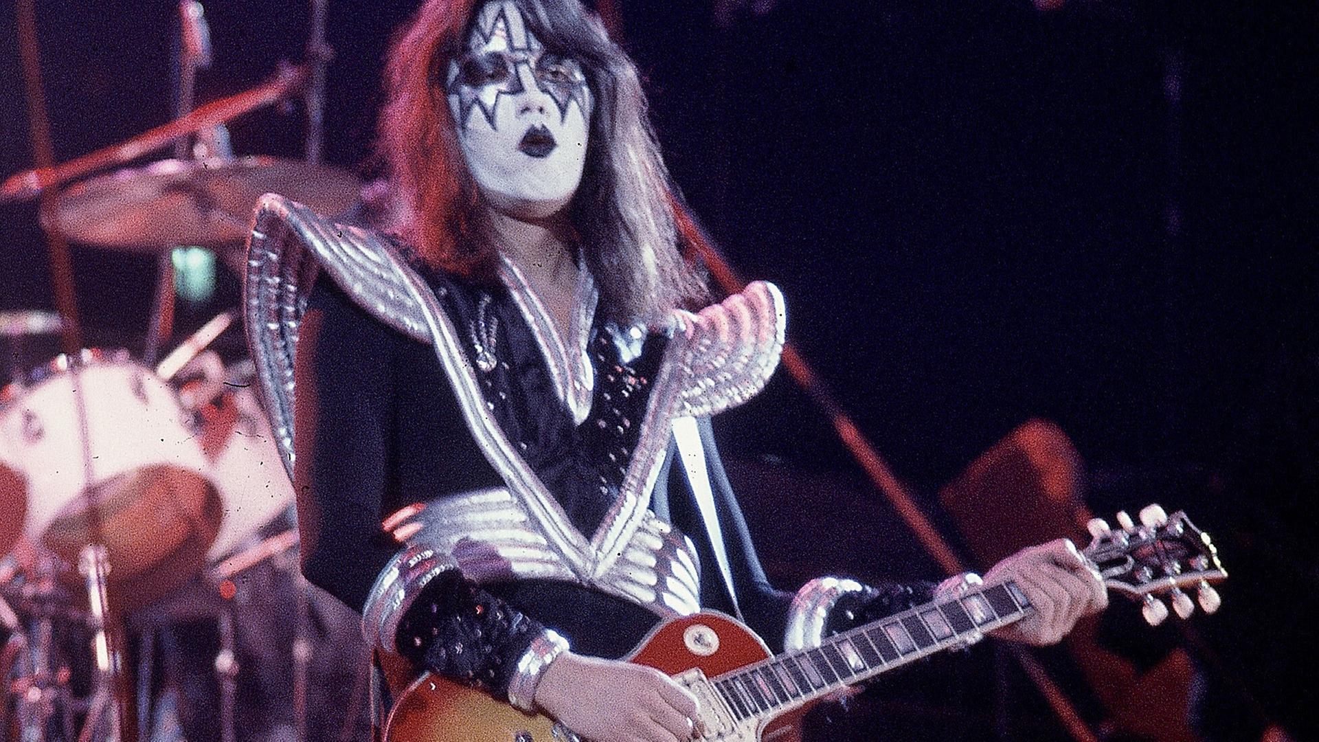 Frehley, Lead-Gitarrist der Hard-Rock-Glam-Band KISS, spielt mit einer Les Paul-Gitarre während eines Konzerts im Civic Center.