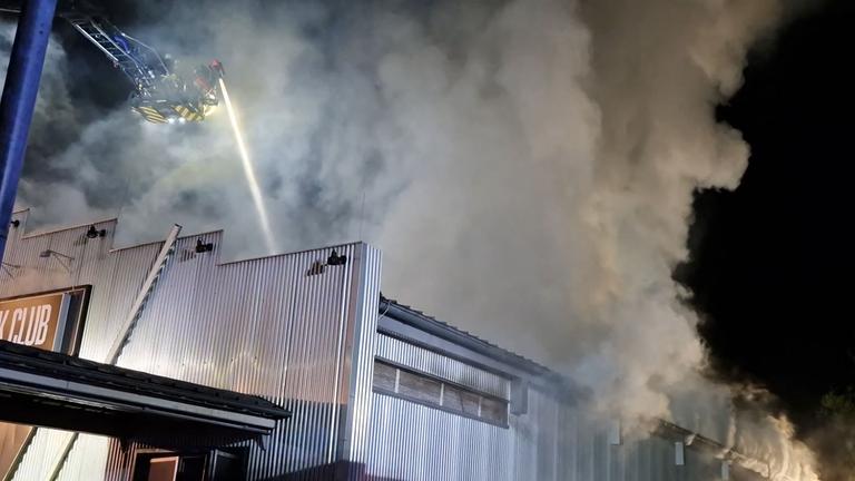 Dach in Nachtclub "Kiss-Club Kehl" fängt Feuer