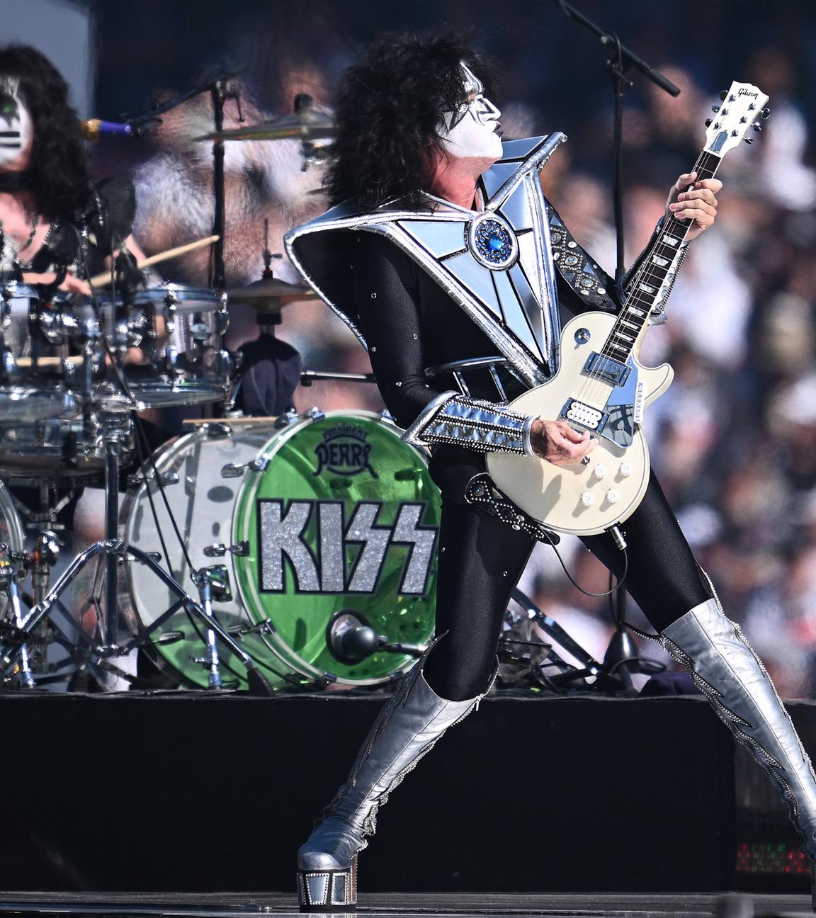 Archiv: Ace Frehley (rechts) von der US-Rockgruppe Kiss tritt während der Unterhaltung vor dem AFL Grand Final zwischen den Collingwood Magpies und den Brisbane Lions im Melbourne Cricket Ground in Melbourne am Samstag, den 30. 9. 2023 auf. 