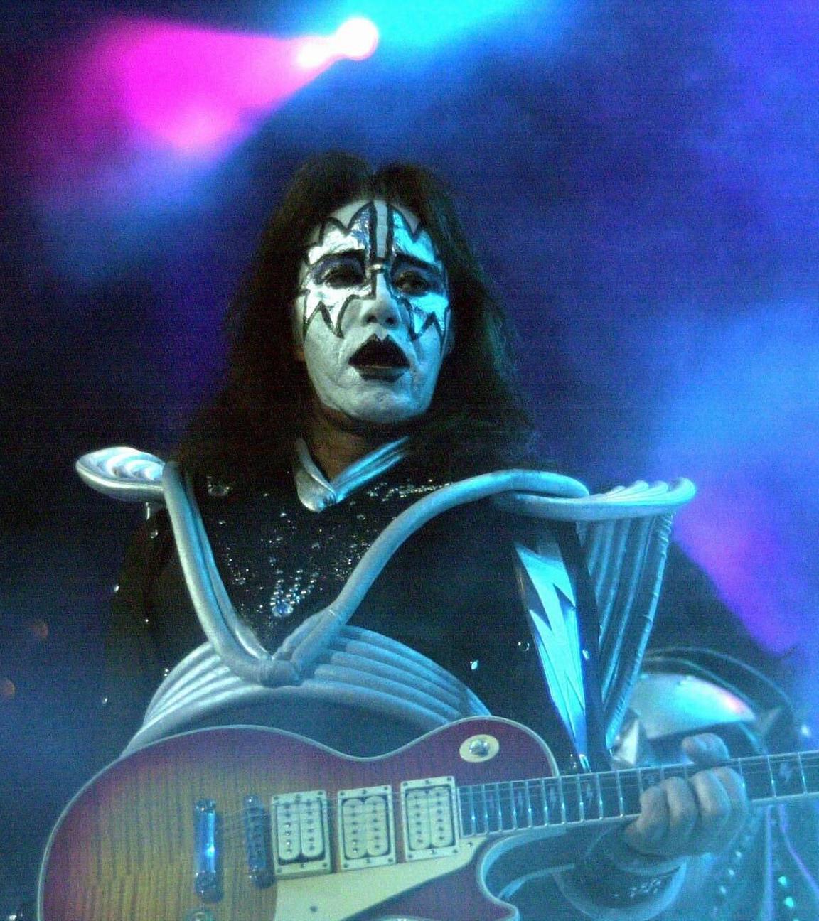 Ace Frehley von der US-Rockgruppe Kiss spielt an seiner Gitarre am Anaheim Pond, 18.03.2000, auf der Farewell Tour. 