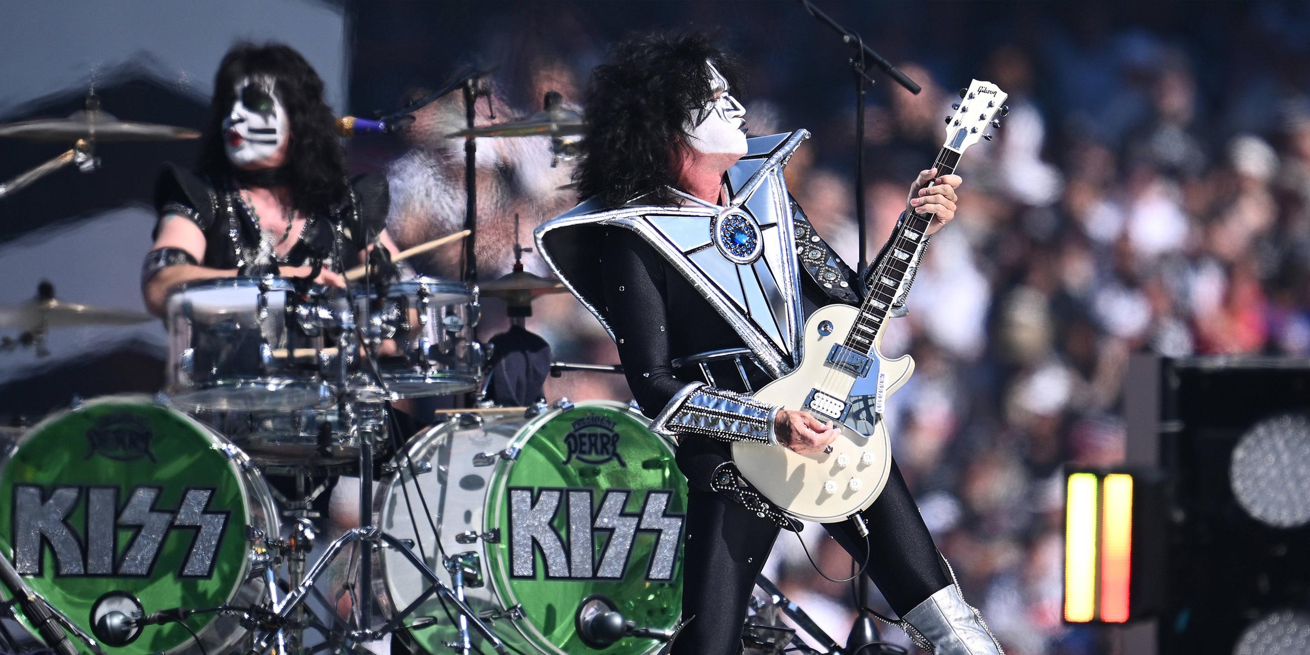 Archiv: Ace Frehley (rechts) von der US-Rockgruppe Kiss tritt während der Unterhaltung vor dem AFL Grand Final zwischen den Collingwood Magpies und den Brisbane Lions im Melbourne Cricket Ground in Melbourne am Samstag, den 30. 9. 2023 auf. 