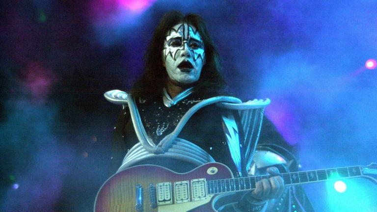 Ace Frehley von der US-Rockgruppe Kiss spielt an seiner Gitarre am Anaheim Pond, 18.03.2000, auf der Farewell Tour. 