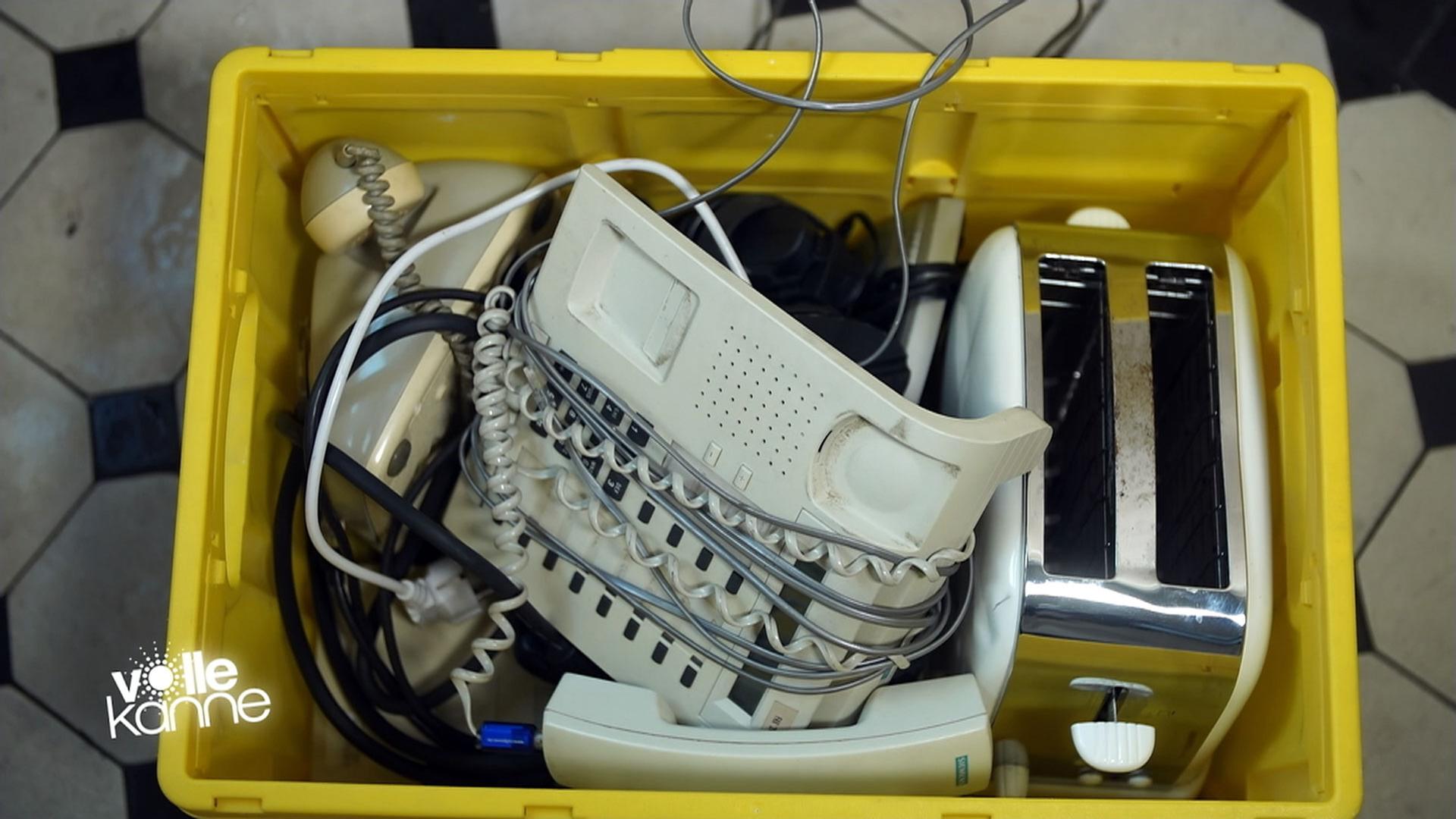 Kiste mit ausgedienten Elektrogeräten