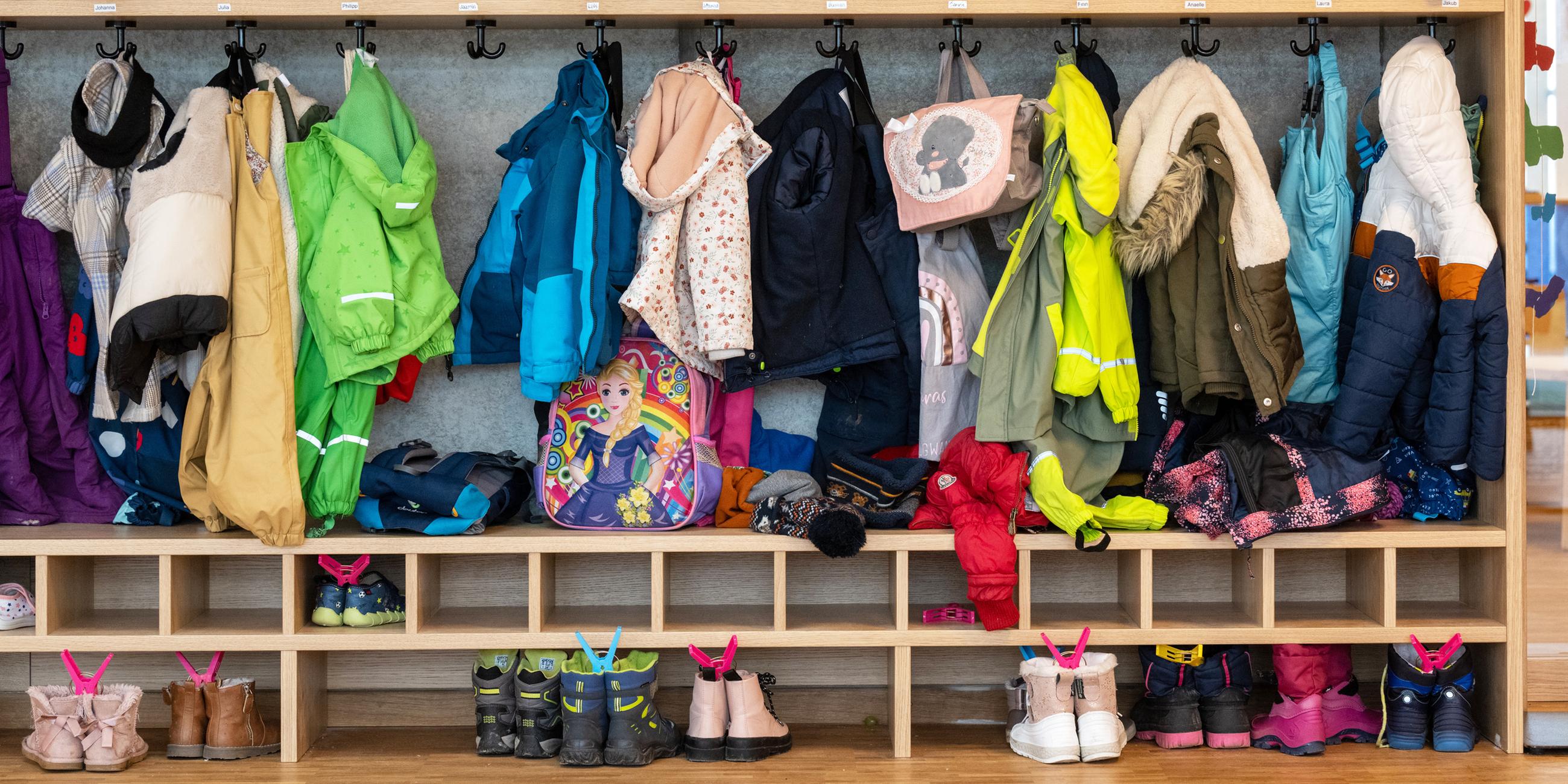 Garderobe in einer Kita.