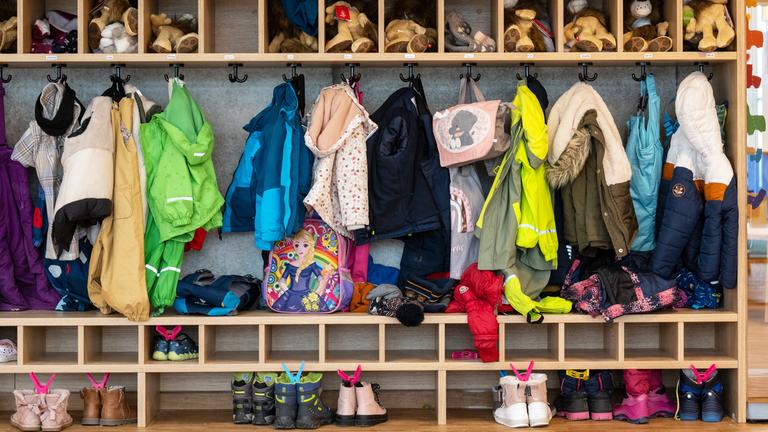 Garderobe in einer Kita.