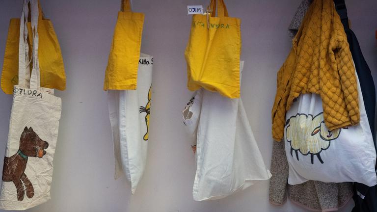 Selbst gebastelte Leinenbeutel in einer Kita