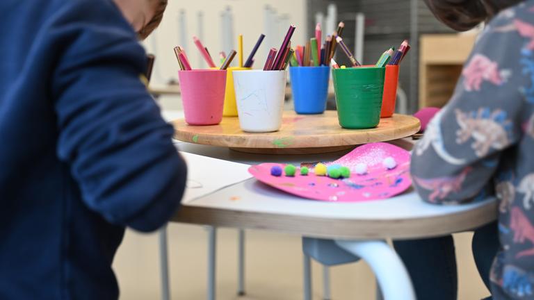 Symbolbild: Kinder basteln gemeinsam in einer Kindertagesstätte. 