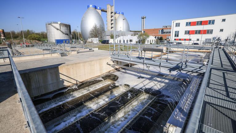 Die Becken der Tuchfiltrationsanlage (vorne) liegen vor Biogasbehältern auf dem Gelände der Kläranlage der Emschergenossenschaft in Dortmund-Deusen.