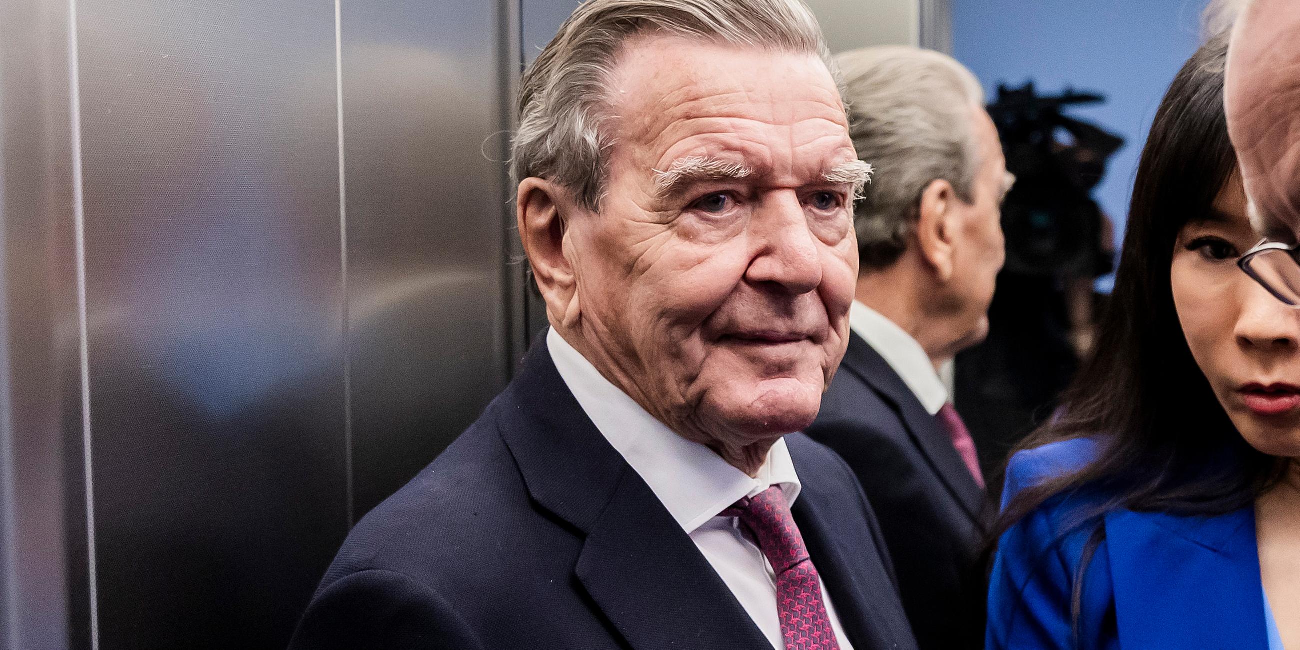 Altkanzler Gerhard Schröder (SPD, l), und seine Ehefrau Soyeon Schröder-Kim (M) stehen im Oberverwaltungsgericht (OVG) Berlin-Brandenburg.