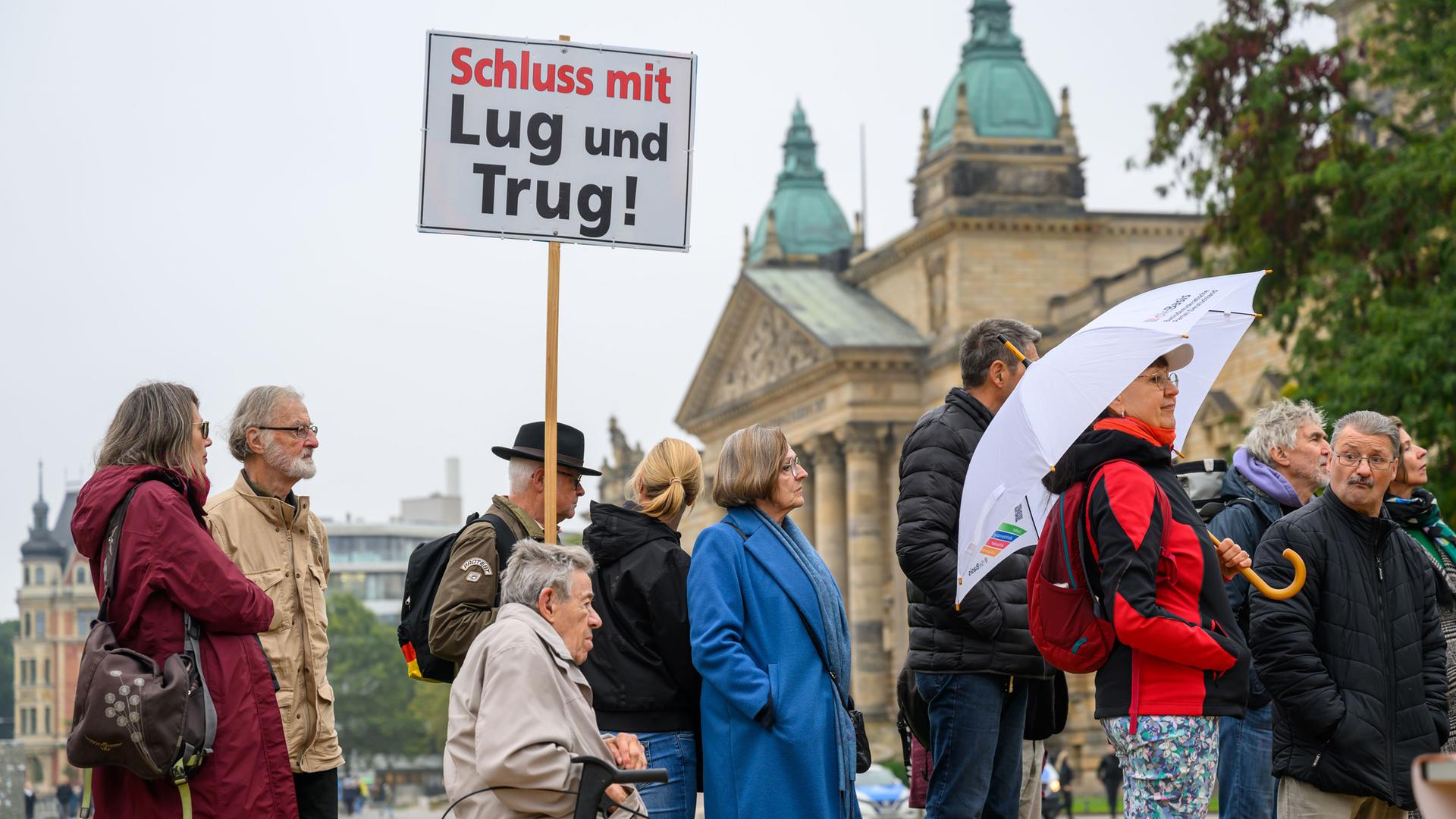 Schluss mit Lug und Trug steht auf dem Plakat eines Teilnehmers einer Kundgebung vor dem Bundesverwaltungsgericht, aufgenommen am 01.20.2025 in Leipzig