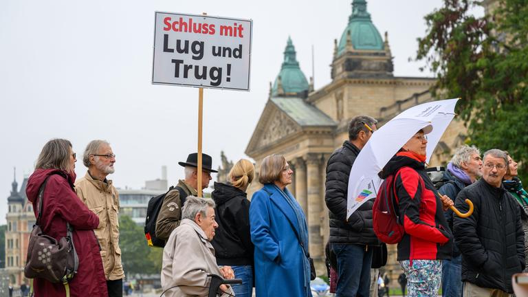 Schluss mit Lug und Trug steht auf dem Plakat eines Teilnehmers einer Kundgebung vor dem Bundesverwaltungsgericht, aufgenommen am 01.20.2025 in Leipzig