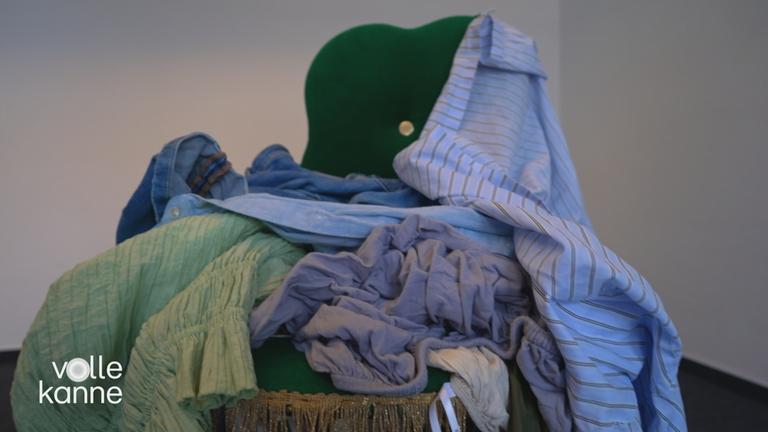 Stuhl auf dem Klamotten liegen