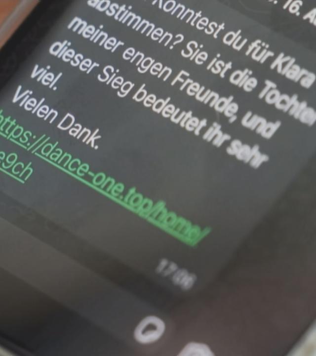 Person schaut auf Handy, wo eine Nachricht mit der "Klara"-Betrugsmasche zu sehen ist