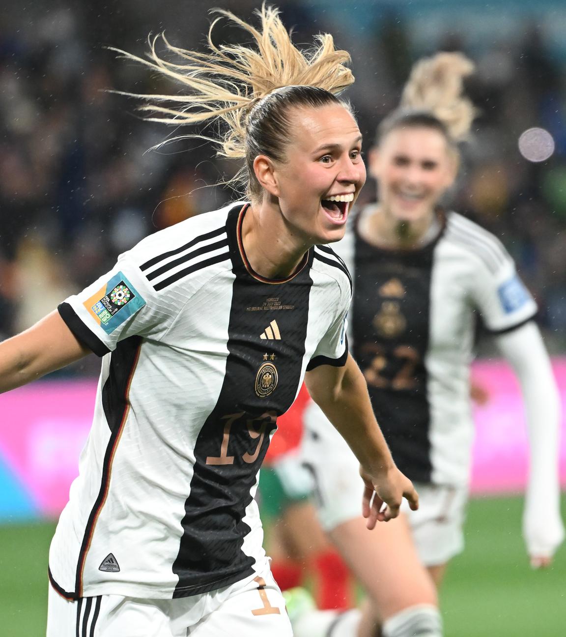 Klara Bühl bejubelt ein erfolgreich erzieltes Tor.