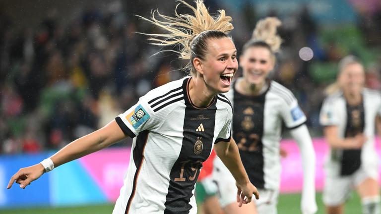 Klara Bühl bejubelt ein erfolgreich erzieltes Tor.
