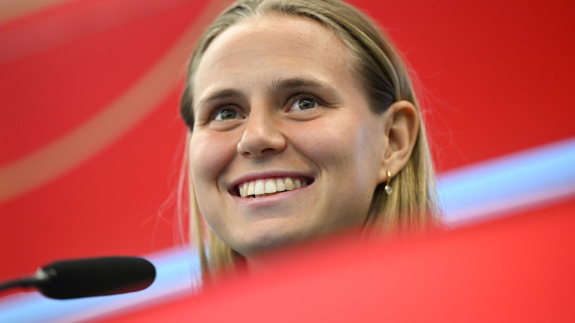 Klara Bühl nimmt an der Pressekonferenz teil. 