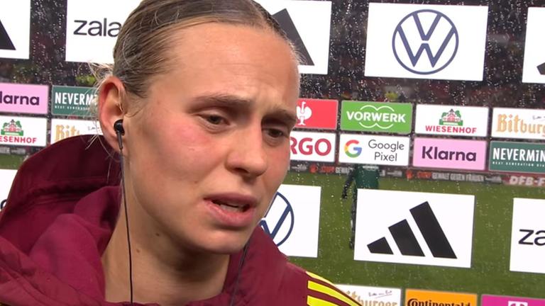 Klara Bühl (Deutschland) ist beim Interview. 
