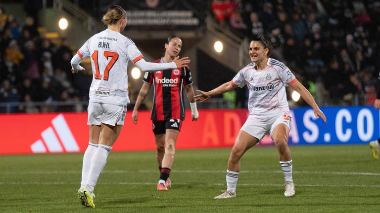 Klara Bühl (FC Bayern München, 17) und Jovana Damnjanović (FC Bayern München, 9) jubeln.