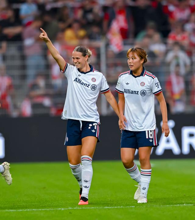 Die bayerische Stürmerin Klara Bühl jubelt nach ihrem Treffer zum 1:0 gegen Union Berlin