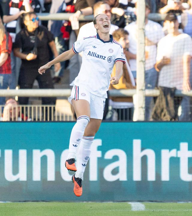 Bayerns Offensivspieler Klara Bühl jubelt nach ihrem Treffer zum 1:0 in der Frauen Bundesliga Partie gegen Eintracht Frankfurt