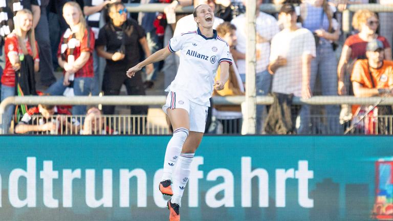 Bayerns Offensivspieler Klara Bühl jubelt nach ihrem Treffer zum 1:0 in der Frauen Bundesliga Partie gegen Eintracht Frankfurt