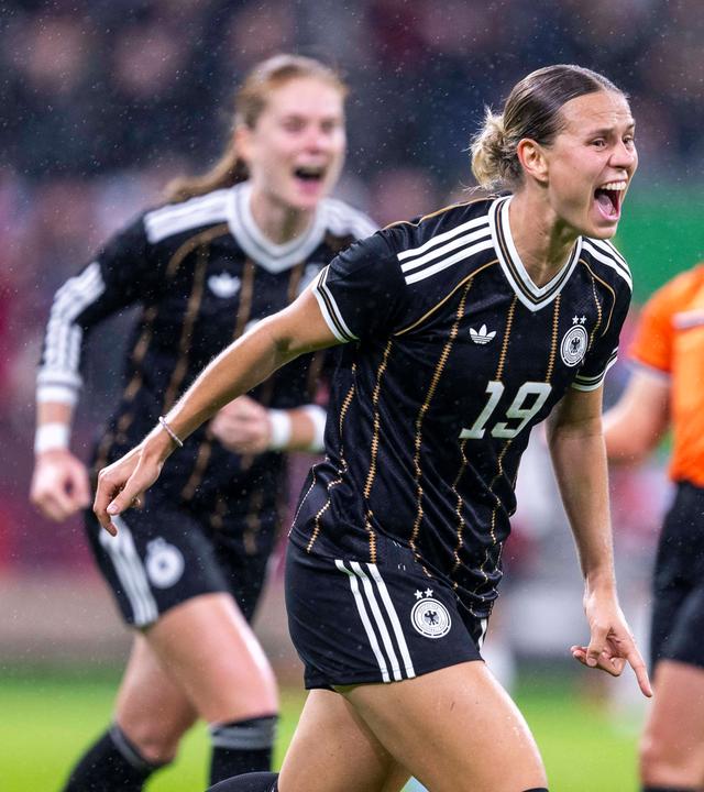 Klara Bühl bejubelt ihren Treffer zum 2:1 gegen Japan.